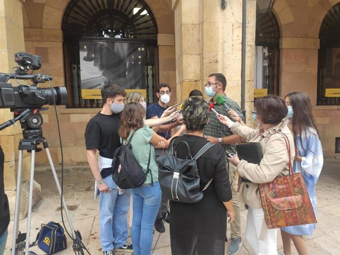 José Luis Costillas, atendiendo a periodistas