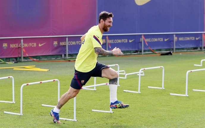 Leo Messi realiza un ejercicio del entrenamiento