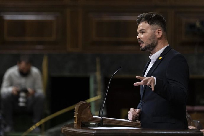 El portavoz de ERC en el Congreso de los Diputados, Gabriel Rufián, interviene desde la tribuna en una sesión plenaria en el Congreso, en Madrid (España), a 29 de julio de 2020. En esa sesión, el presidente del Gobierno, Pedro Sánchez, comparece para da