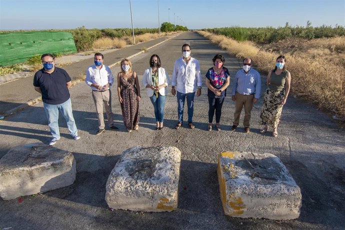 La presidenta del PP de Sevilla, Virginia Pérez, junto a otros dirigentes populares, reclama la salida directa de Espartinas a la A-49