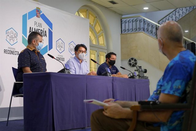 Manuel Guzmán con miembros de TESA en la presentación de la acción formativa