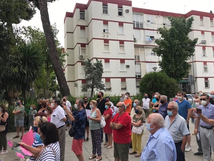 Concentración en protesta por recortes sanitarios en centro de salud de Pino Montano