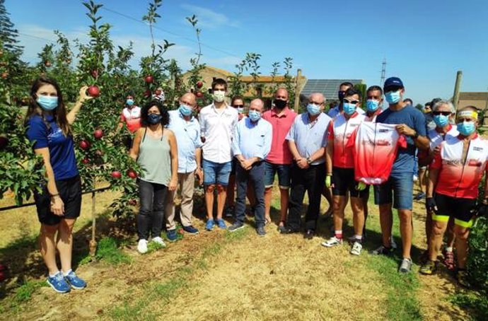 La ciclista Ariadna Trias participa en la recogida de la manzana, junto a representantes de Poma de Girona y de la DARP.