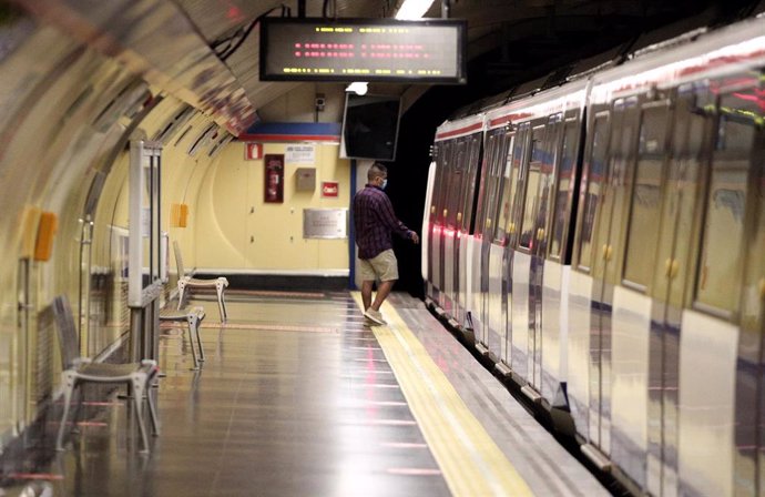 Un pasajero en la estación de Metro de San Bernardo, en Madrid (España), a 22 de junio de 2020.