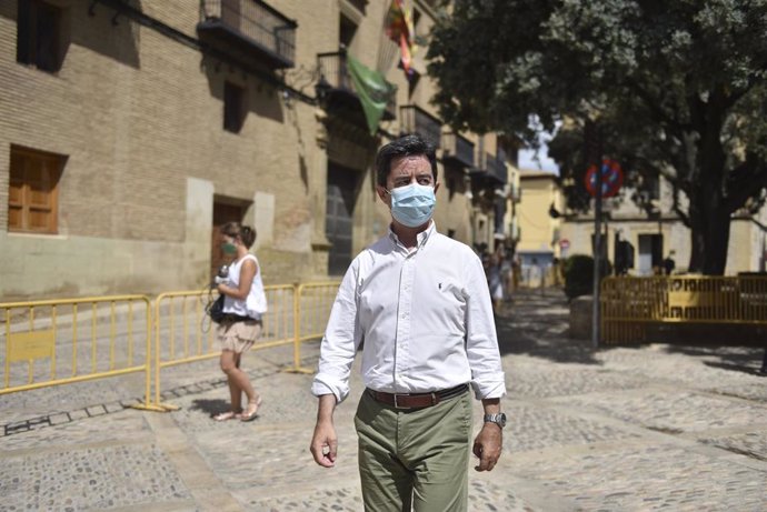 El alcalde de Huesca, Luis Felipe, dando un paseo por las calles de la ciudad el día 9 de agosto, en el que hubieran comenzado las fiestas patronales de San Lorenzo.