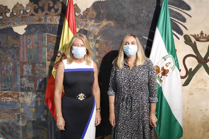 La alcaldesa, Ángeles Muñoz, y la consejera de Fomento andaluza, Marifrán Carazo