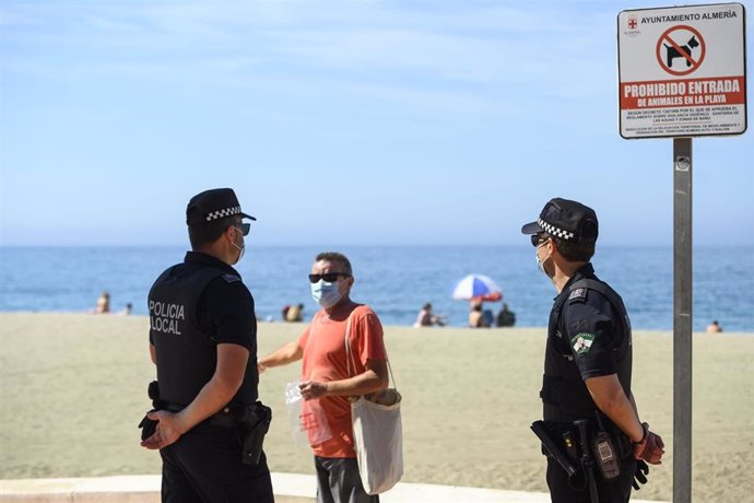 Dos agentes de la Policía Local en el Paseo Marítimo de la capital almeriense