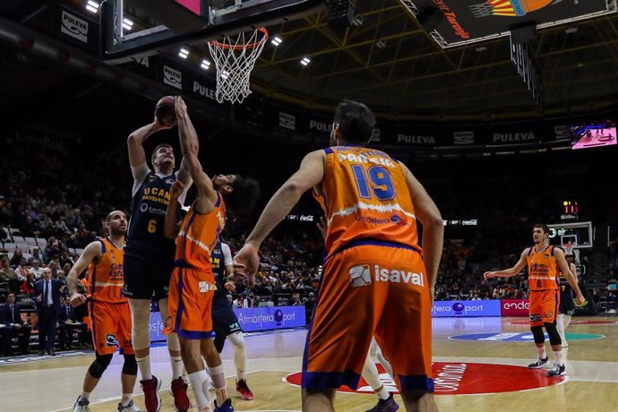 Dino Radoncic en un partido con el UCAM Murcia frnete a Valencia Basket