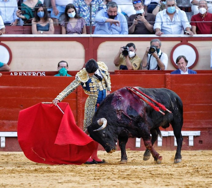 Natural de Pablo Aguado en el tercer toro de la tarde  en la Plaza de Toros del Puerto de Santa María donde han actuado los diestros Ponce, Morante y Pablo Aguado. Puerto de Santa María (Cádiz) a 6 de agosto del 2020