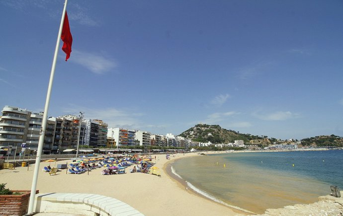 La bandera roja que prohibe el baño, izada en la playa de Blanes Centro, tras el vertido de agua potable en la vecina localidad de Lloret de Mar (Girona), este martes 11 de agosto del 2020.