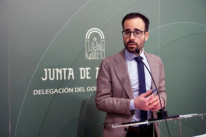 El delegado de Empleo, Formación, Trabajo Autónomo, Economía, Conocimiento y Universidad de la Junta en Córdoba, Ángel Herrador, en rueda de prensa.