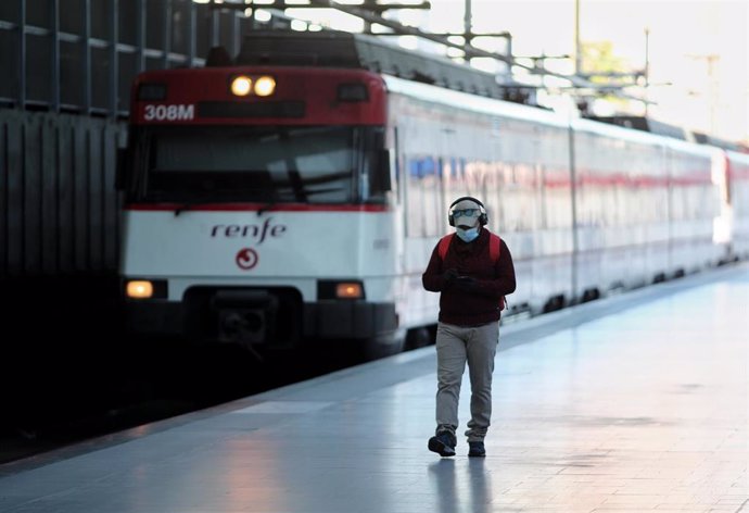 Un hombre espera en un andén de la estación Príncipe Pío de Cercanías, en Madrid (España) a 18 de mayo de 2020.
