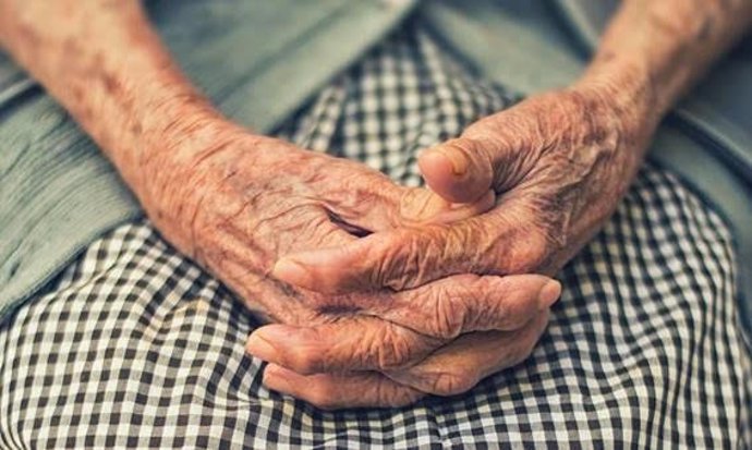Imagen de recurso de las manos de una persona mayor. 