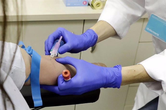 Un trabajador sanitario extrae sangre de una paciente para realizar el test serológico