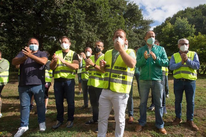 El presidente del comité de empresa, José Antonio Zan (3d), durante una concentración en apoyo al comité de empresa de la planta de San Cibrao momentos antes de su reunión con la dirección de Alcoa España para negociar el Expediente de Regulación de Emp