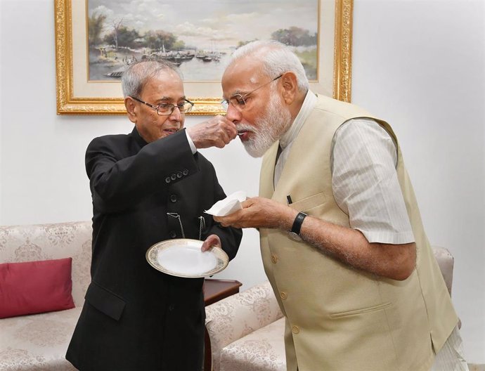 El expresidente Pranab Mujerjee, a la ziquierda, con el primer ministro de India, Narendra Modi. 