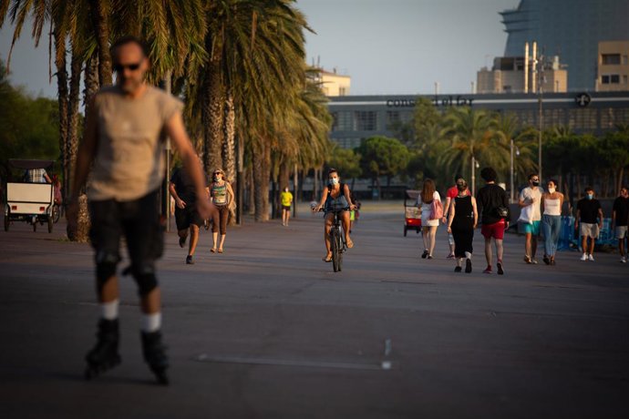 Diverses persones fan esport i passegen a Barcelona, Catalunya (Espanya), a 28 de juliol de 2020 (arxiu).