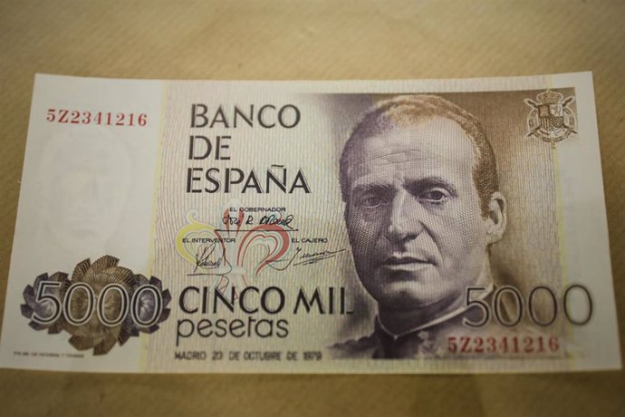 Billete de 5000 pesetas con el rostro del Rey emérito Juan Carlos I en la Filatelia-Numismática H.Sanza, en Madrid (España) a 7 de agosto de 2020. 