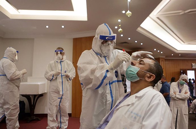 Un trabajdor sanitari realitza una prova de coronavirus al Líban