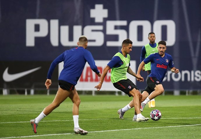 Jugadores del Atlético de Madrid durante el entrenamiento en Seixal