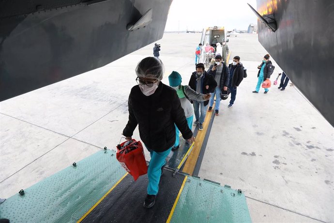 Personal médico de Lima toma un avión hacia Cusco para prestar ayuda en los centros médicos y hospitales de la ciudad.