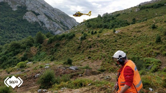 Sucesos.- Un ganadero de 46 años rescatado en Amieva tras que una vaca le diera 