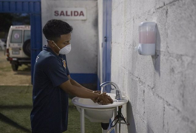 Futbolista de un club de Managua durante la pandemia de coronavirus en Nicaragua