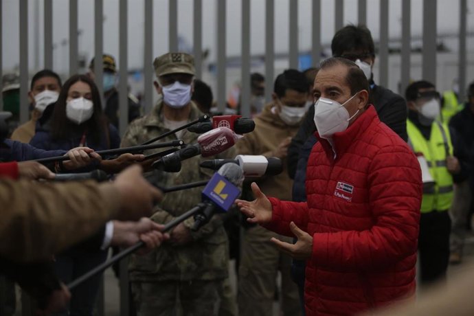 Walter Martos durante su etapa como ministro de Defensa