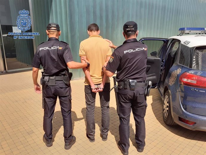 Uno de los detenidos por robo es conducido a dependencias policiales