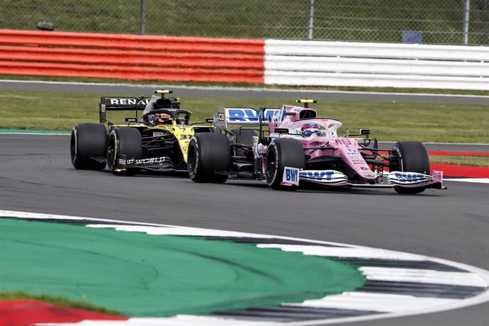 El Racing Point de Lance Stroll por delante del Renault de Esteban Ocon en el Gran Premio de Gran Bretaña 2020
