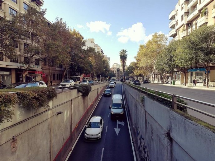 Tráfico rodado en Avenida Alemania, en Palma, con coches entrando en el túnel.