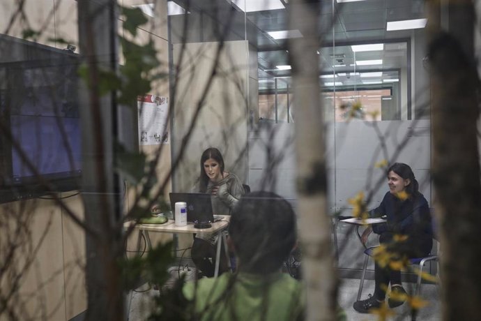 Tres alumnos reciben una clase en la Academia de Inglés American Language Academy (Plaza del Conde del Valle Suchil, 17), que ha reabierto hoy sus puertas para dar clases de forma presencial tras ofrecerlas a través de videoconferencia durante el parón 