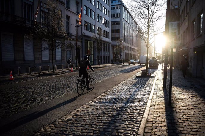 Un ciclista en una calle de Bruselas