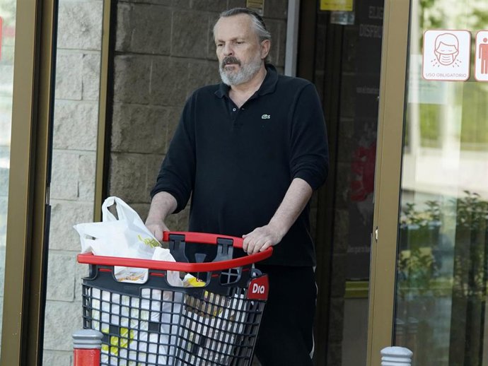 Miguel Bosé, haciendo la compra en un supermercado cercano a su domicilio