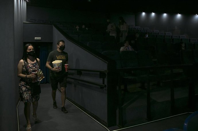Una pareja entra en una sala de cine durante el primer fin de semana con estrenos en las pantallas