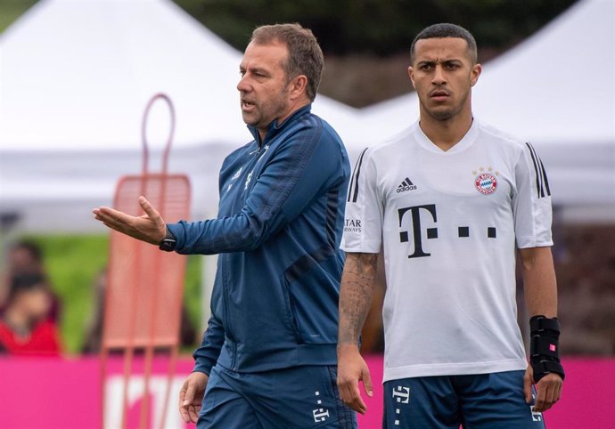 Hansi Flick junto a Thiago durante un entrenamiento del Bayern