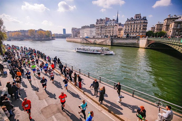 Imagen de los corredores en una edición del Maratón de París