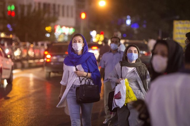 Mujeres con mascarilla en Teherán