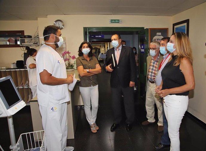 El consejero canario de Sanidad, Blas Trujillo, durante una visita al Hospital Molina Orosa de Lanzarote