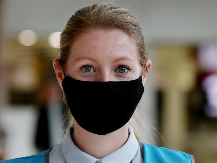 Mujer luciendo mascarilla contra el Covid-19