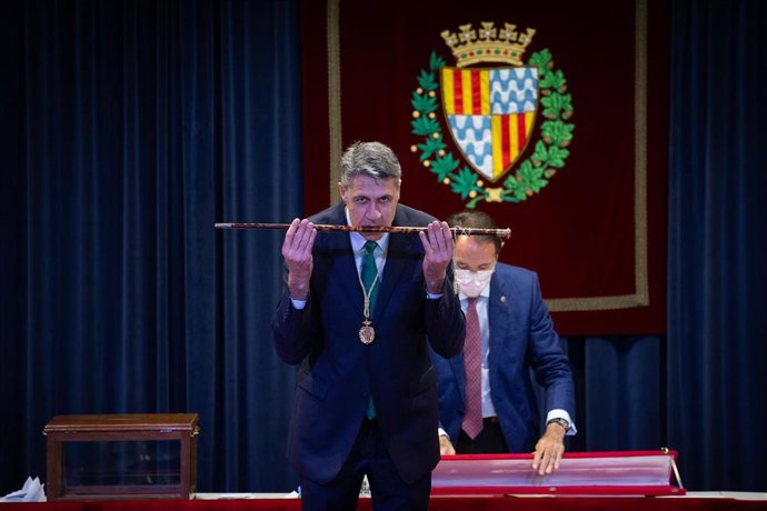 El popular, Xavier García Albiol, toma posesión como alcalde de Badalona, en un pleno celebrado la jornada de hoy en Badalona, Barcelona, Catalunya, (España), a 12 de mayo de 2020.