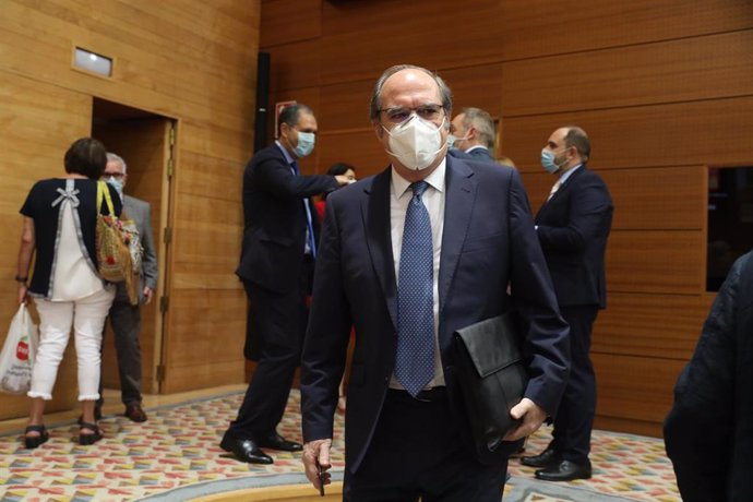 El portavoz del PSOE en la Asamblea de Madrid, Ángel Gabilondo, con mascarilla, a su llegada a la sesión de control al Gobierno en la Asamblea de Madrid, en Madrid (España), a 2 de julio de 2020.
