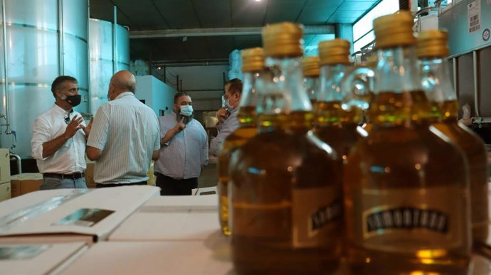 El diputado autonómico de Cs, Ramiro Domínguez, ha visitado una almazara