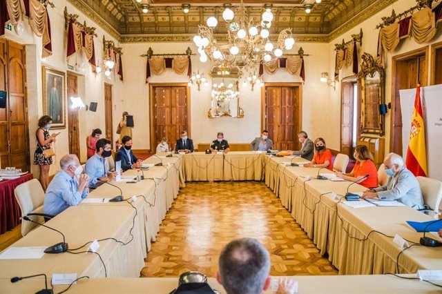 Reunión entre administraciones para intentar frentar el avance del covid-19 en Almería