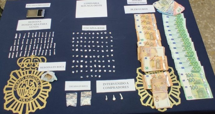 Efectos intervenidos por la Policía Nacional tras desmantelar un punto de venta de drogas en la zona norte de Málaga