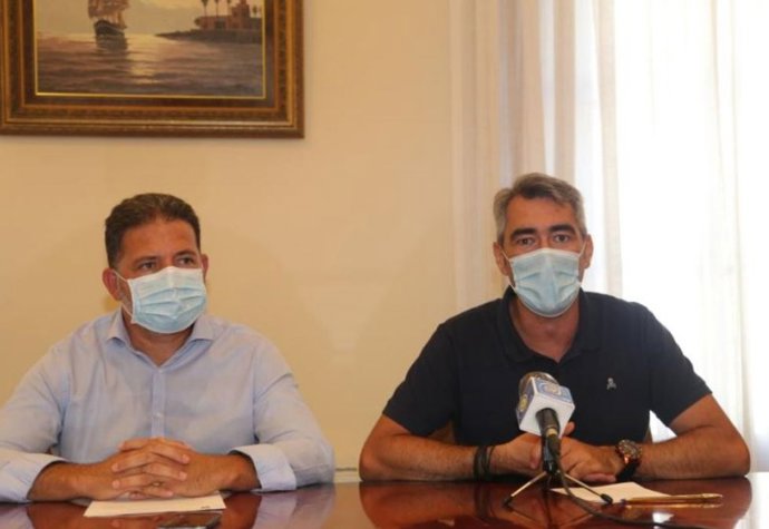 El concejal de Administración General, Sergio Torralvo (izq) y el alcalde de Benalmádena, Víctor Navas (derecha),