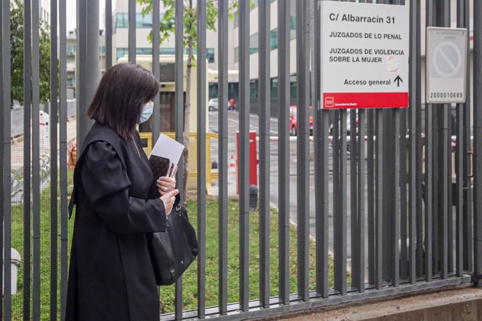 Una abogada vestida con toga y mascarilla entra a los Juzgados de lo Penal, Juzgados de Violencia sobre la mujer situados en la C/Albarracín, 31 de Madrid (España), durante la semana siete del estado de alarma, cuando la violencia doméstica sigue agravá