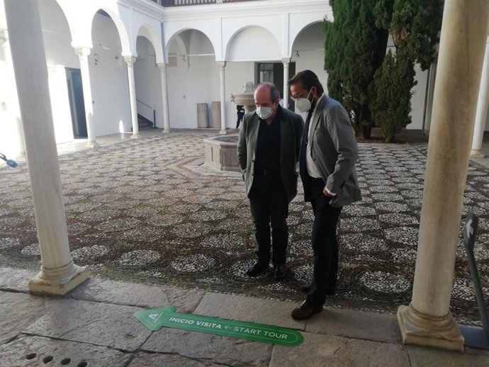 El delegado de Cultura y Patrimonio Histórico de la Junta en Granada, Antonio Granados, visita el Museo Arqueológico de Granada con motivo de su reapertura tras el confinamiento por la crisis del coronavirus