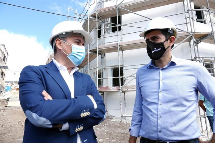 El alcalde de Santa Cruz de Tenerife, José Manuel Bermúdez, y el concejal de Hacienda y Viviendas Municipales, Juan José Martínez