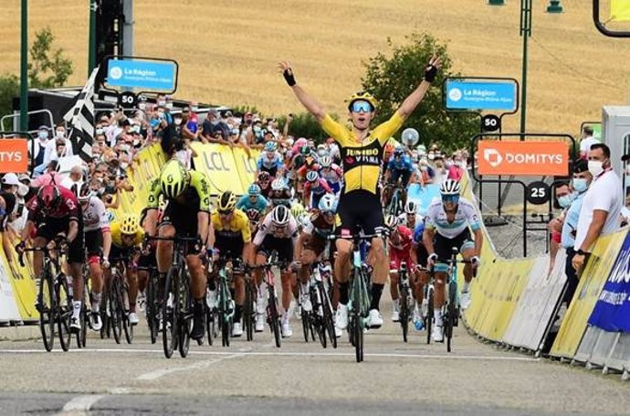 Wout van Aert celebra su victoria en la primera etapa del Dauphiné